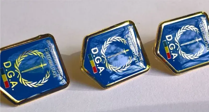 Insigne print pe metal