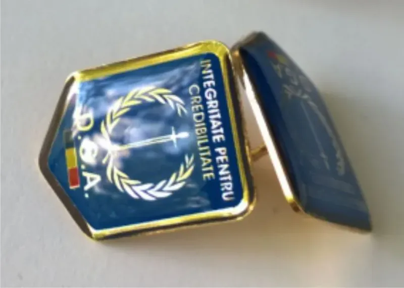 Insigne print pe metal