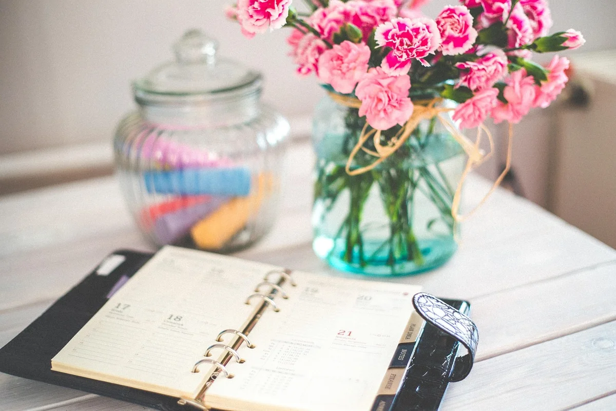 Design calendar trimestrial (foto: pixabay / kaboompics, Pixabay Content License (free to use))