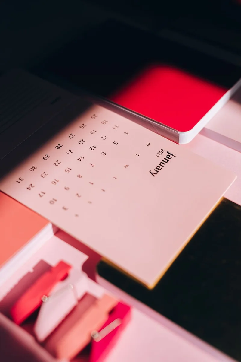 Design calendar de buzunar (foto: pexels / Leeloo The First, Pexels License (free to use))